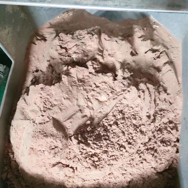 Plasma d'animal séché jaune pâle présentant un taux de lysine supérieur ou égal à 4% appliqué dans l'alimentation animale